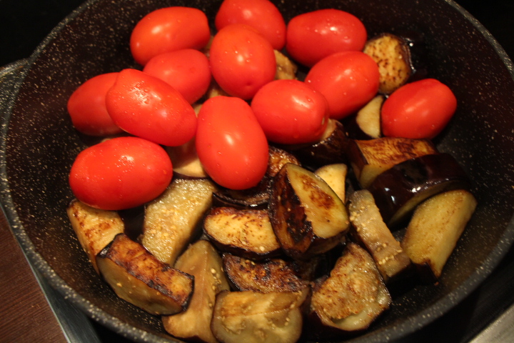 baklazhan-s-pomidoram-i-syrom